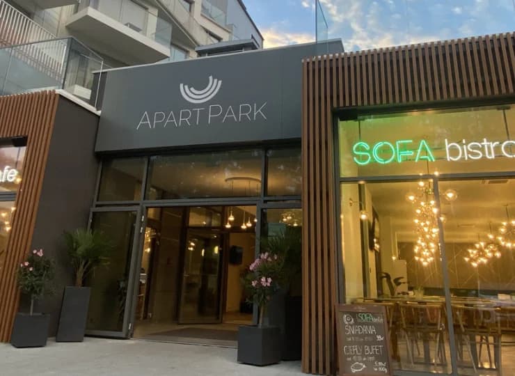 Na terenie kompleksu znajduje się bistro oraz kawiarnia