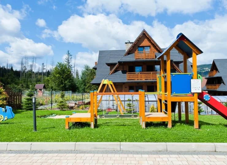 Najmłodsi mogą skorzystać z sali i placu zabaw