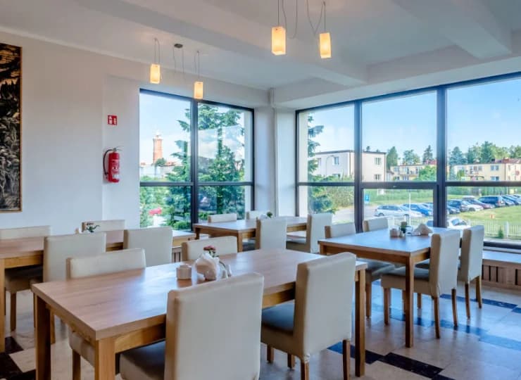 Restauracja jest nowoczesna i przestronna