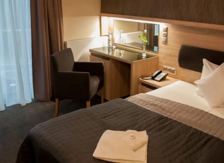 Każdy pokój wyposażony jest m.in. w TV, WiFi, telefon, minibar