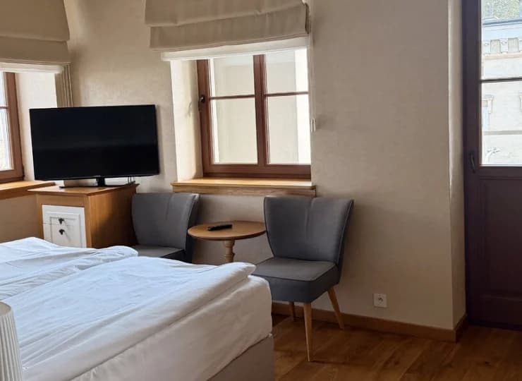 Pokoje są wyposażone m.in. w lodówkę, sejf, szlafroki