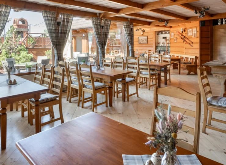 Restauracja pod Aniołem jest urządzona na wzór góralskiej izby