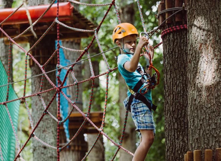 Na dzieci czeka duży park linowy