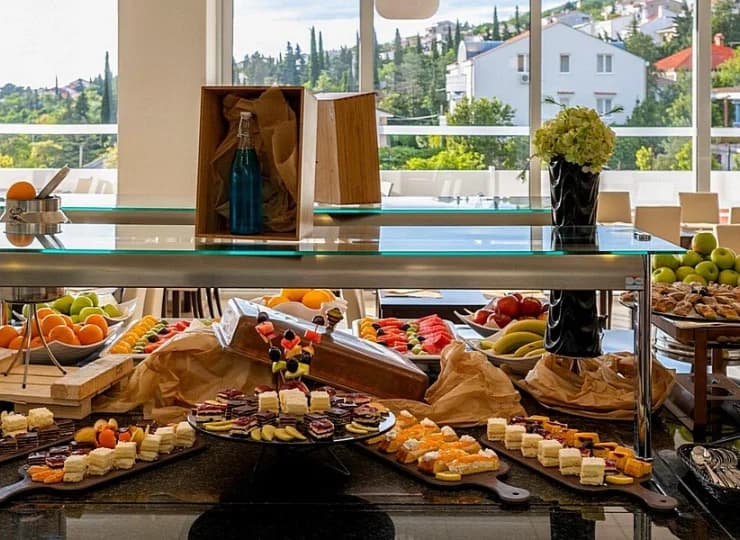 Posiłki podawane są w klimatyzowanej restauracji Hotelu Omorica