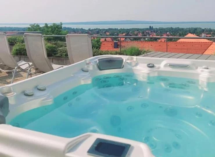 Wisienką na torcie jest taras słoneczny na dachu z całorocznym jacuzzi