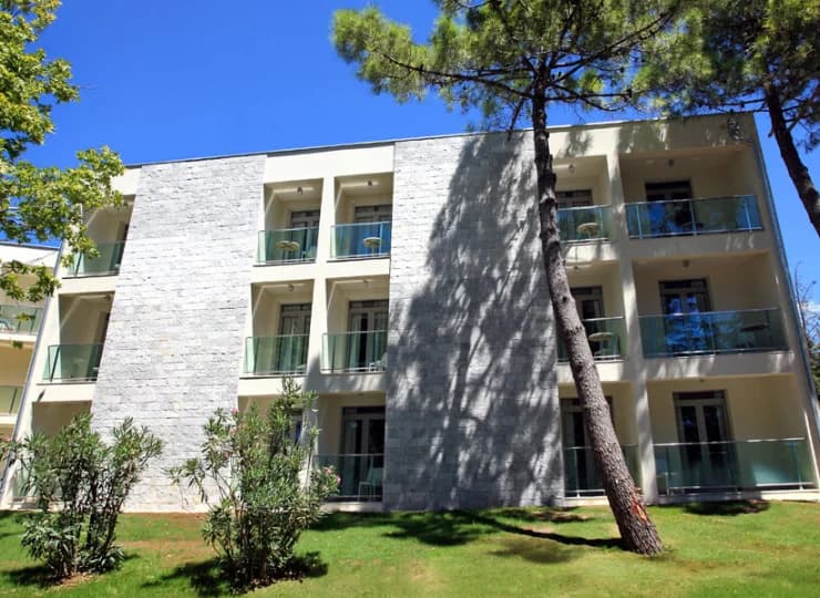Pokoje mieszczą się w kameralnych budynkach hotelowych