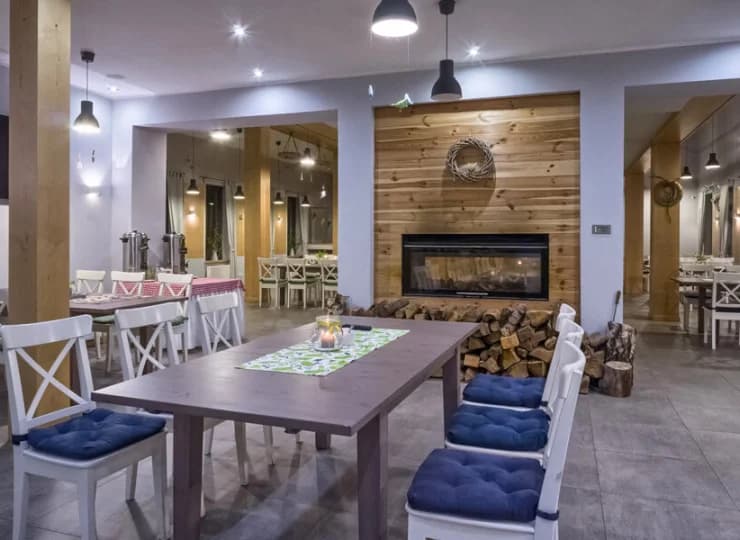 Hotelowa restauracja ma przyjemny wystrój i serwuje smaczne dania