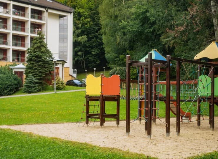 Obok hotelu przygotowano plac zabaw dla dzieci