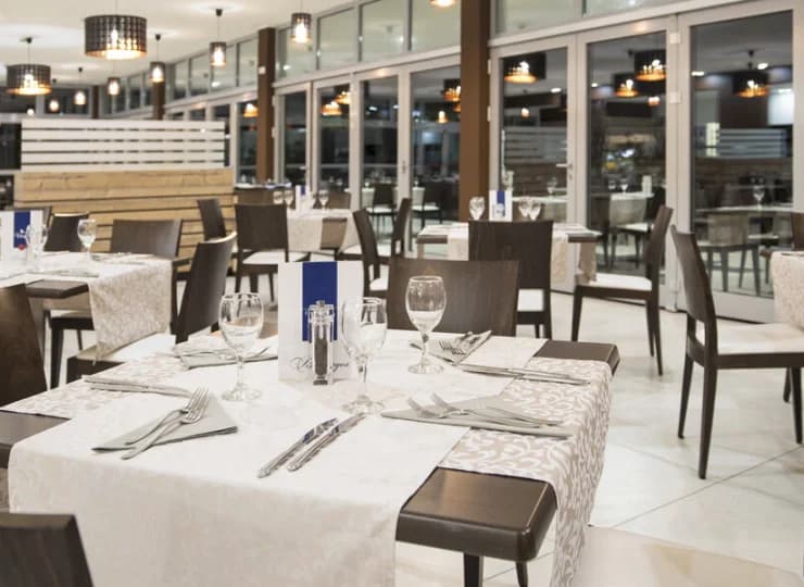 W hotelu działa elegancka restauracja, bistro oraz bar przy plaży