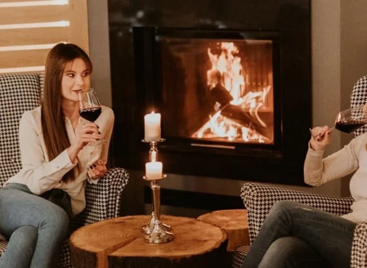 Miejsce przy kominku jest świetne do relaksu, zwłaszcza zimą