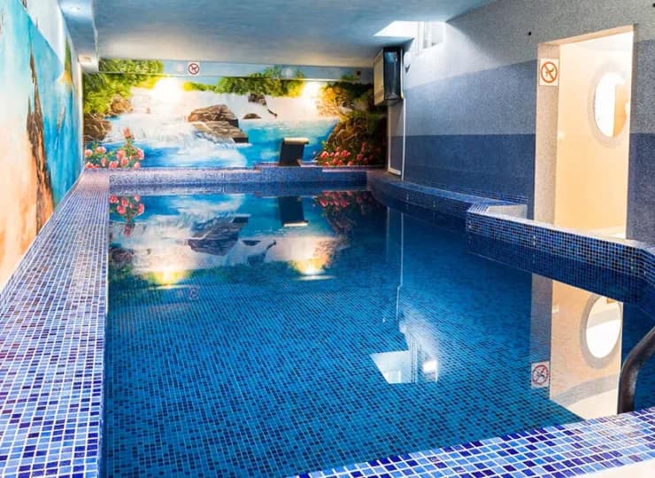 Rezydencja Korab dysponuje strefą wellness z basenem i podświetlanym jacuzzi