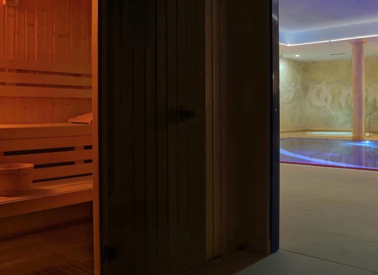 Obok basenu znajdują się jacuzzi i sauna sucha