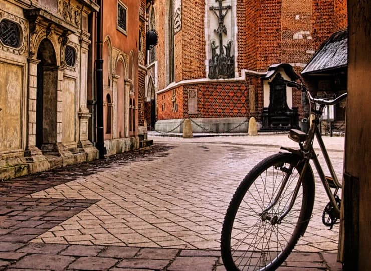 Spacerując po sąsiednich uliczkach, znajdziemy wiele malowniczych zaułków