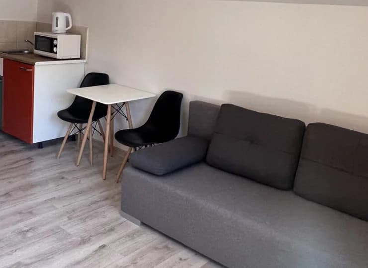 Goście mają do dyspozycji lodówkę, czajnik, mikrofalówkę