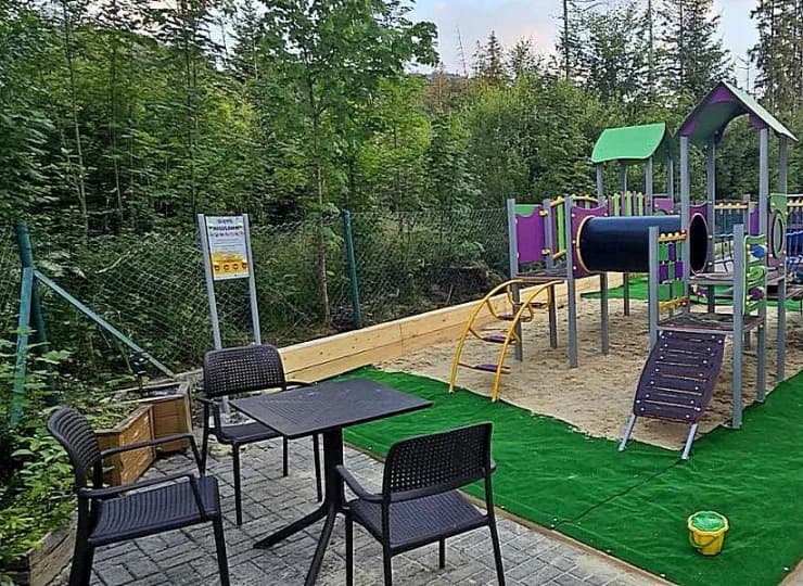 W ogródku jest plac zabaw dla dzieci i miejsce relaksu dla dorosłych
