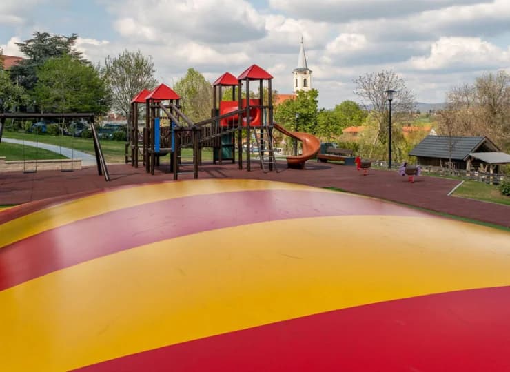 Na placu zabaw są też dmuchańce
