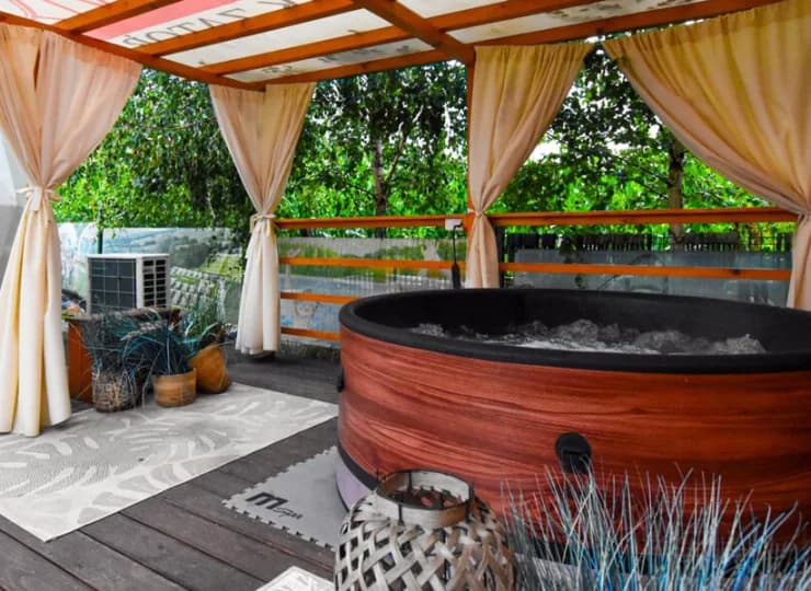 W domkach VIP PREMIUM JACUZZI znajduje się prywatne jacuzzi na tarasie