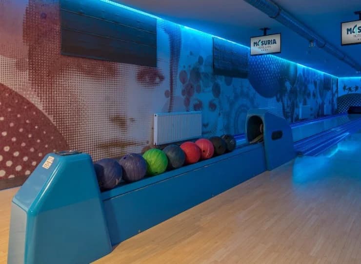 Wśród atrakcji hotelowych znajduje się kręgielnia