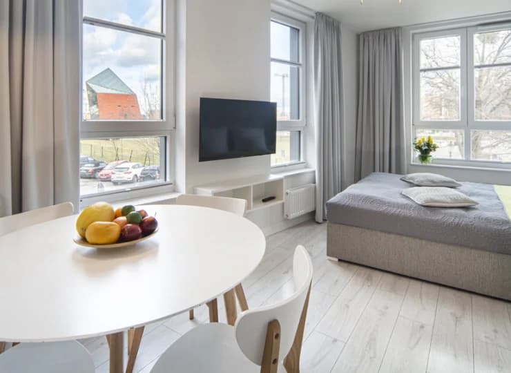 Apartament 4-osobowy posiada jedno łóżko w części dziennej, drugie w sypialni