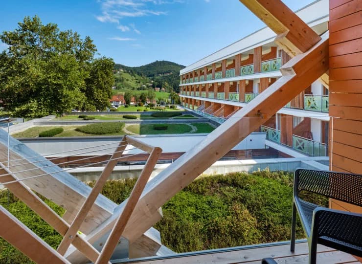 Każdy pokój i apartament ma balkon z widokiem na pobliskie tereny zielone