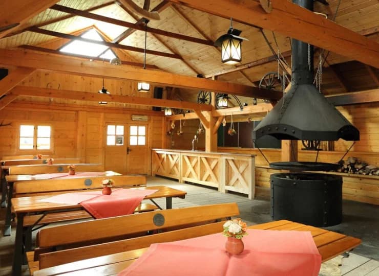 Na terenie hotelu jest też przestronna sala do grillowania