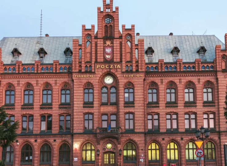 W Koszalinie warto zobaczyć budynek Poczty Głównej w neogotyckim stylu