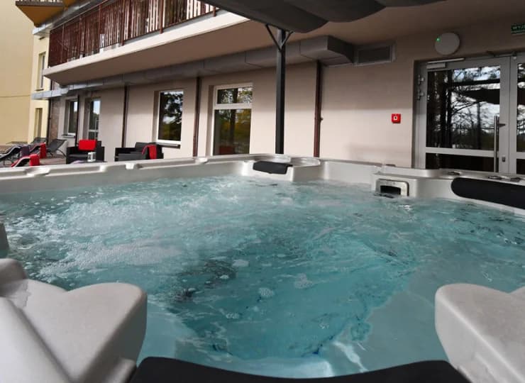 Zewnętrzna wanna z hydromasażem znajduje się pod daszkiem