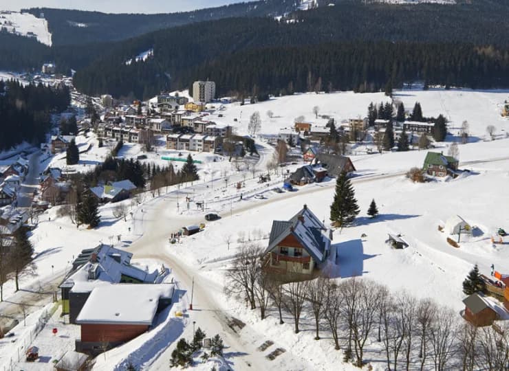 Widok z okna pokoju hotelowego zimą