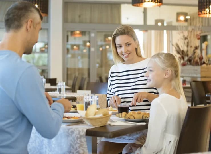 Na gości czeka smaczna kuchnia w hotelowej restauracji