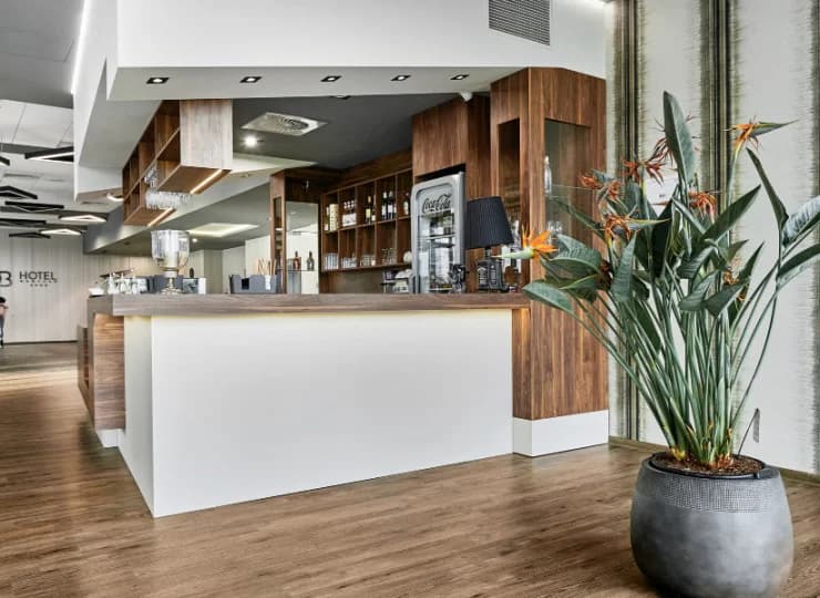W lobby hotelowym działa bar kawowy, a wieczorem drink bar