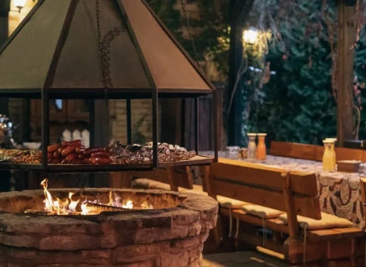 Na terenie posiadłości znajdują się wiaty grillowe