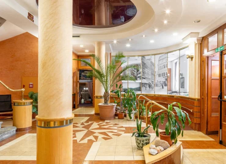 Recepcja hotelu jest dostępna od 8 rano do północy