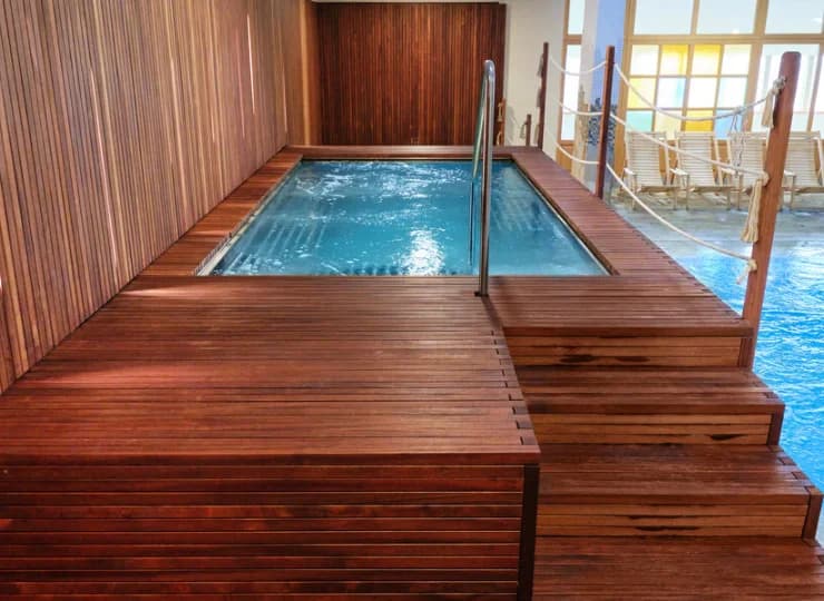 Przy basenie jest też jacuzzi