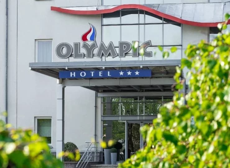 Położony jest we Wronkach niedaleko Poznania