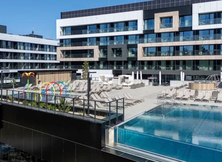 To nadmorski hotel z kompleksem basenów