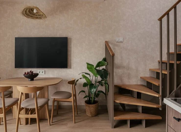 Pokój dzienny apartamentu z antresolą