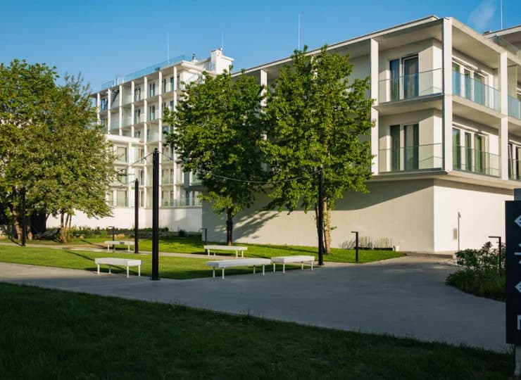 Budynki Fabryki Samolotów są otoczone zielenią