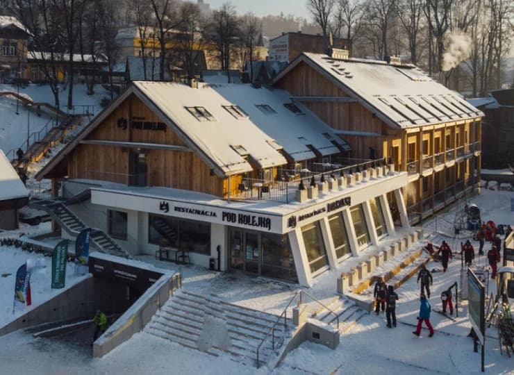 Pozwala wyruszyć na stok bezpośrednio z obiektu