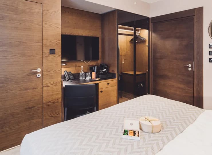 Znajduje się tu czajnik, minibar, sejf, TV, łazienka