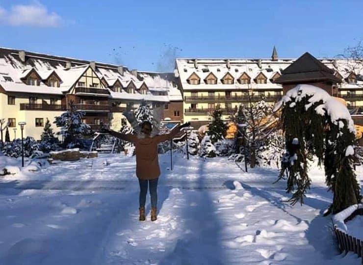 Spory resort jest umiejscowiony nieopodal centrum Karpacza i Kruczych Skał