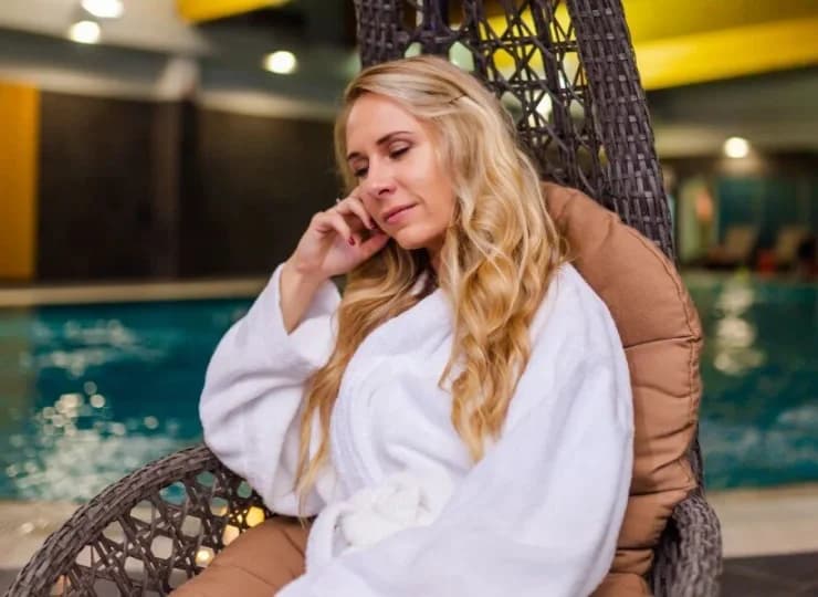 Nad basenem znajduje się też strefa relaksacyjna