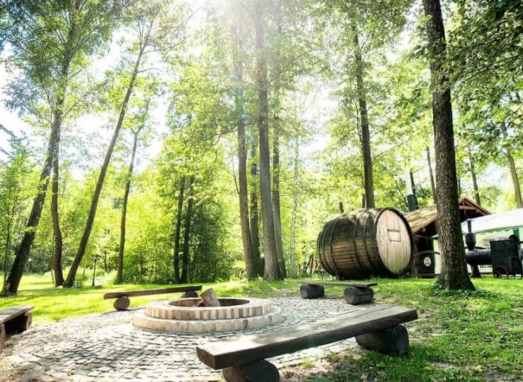 Na hotelowym terenie znajduje się miejsce na ognisko