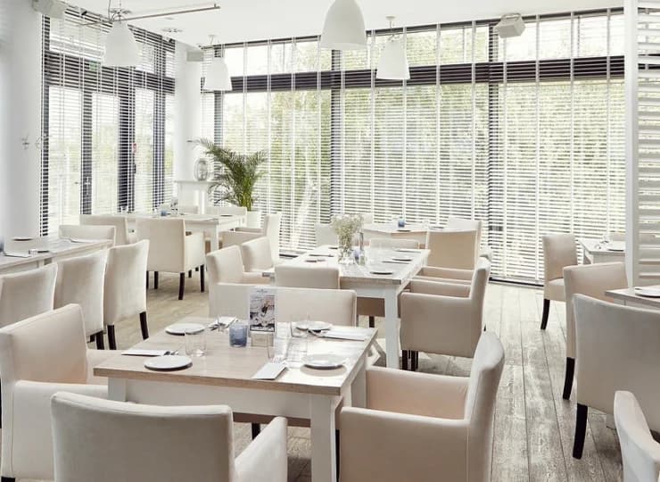 Na miejscu działają dwie restauracje