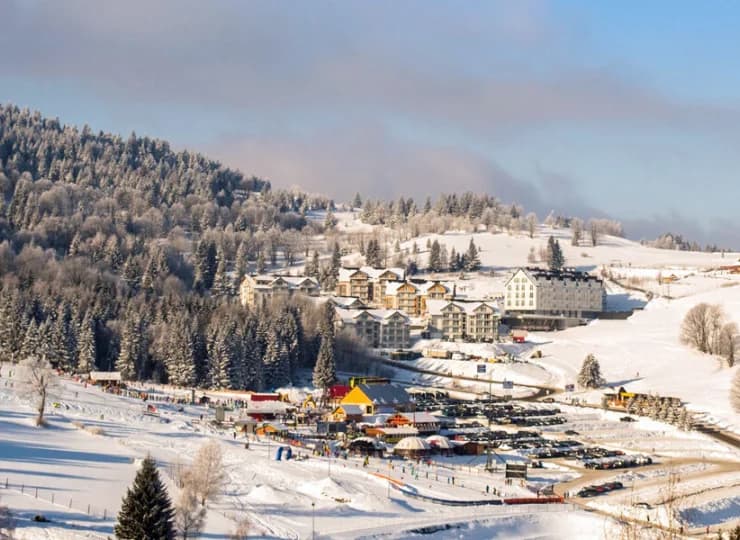 Kompleks apartamentów Sun & Snow Panorama mieści się w znanym Czarna Góra Resort