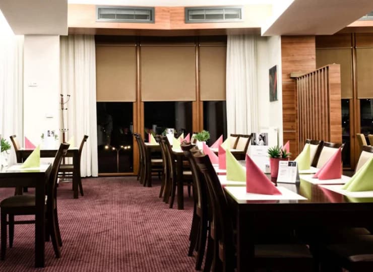 W hotelu mieści się restauracja oraz Bar Pepper & Salt, a także kawiarnia