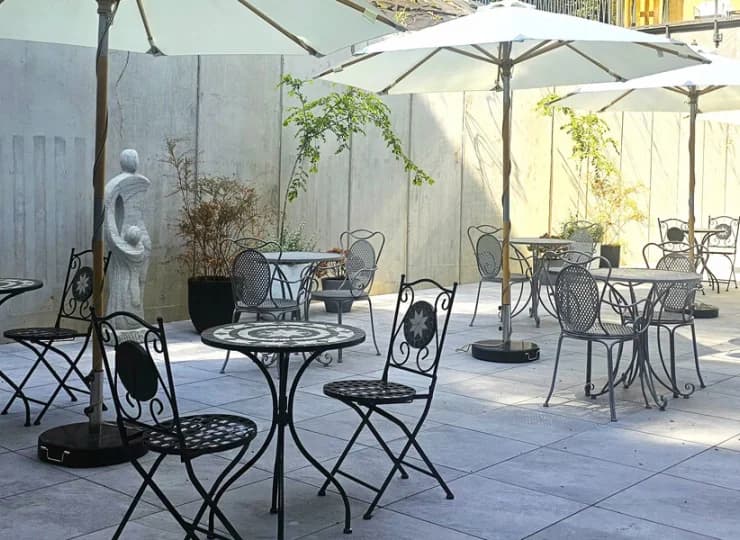 Restauracja ma wyjście na patio