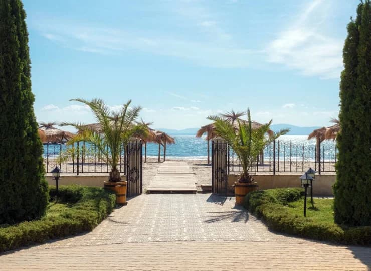 Hotel znajduje się wprost przy piaszczystej plaży