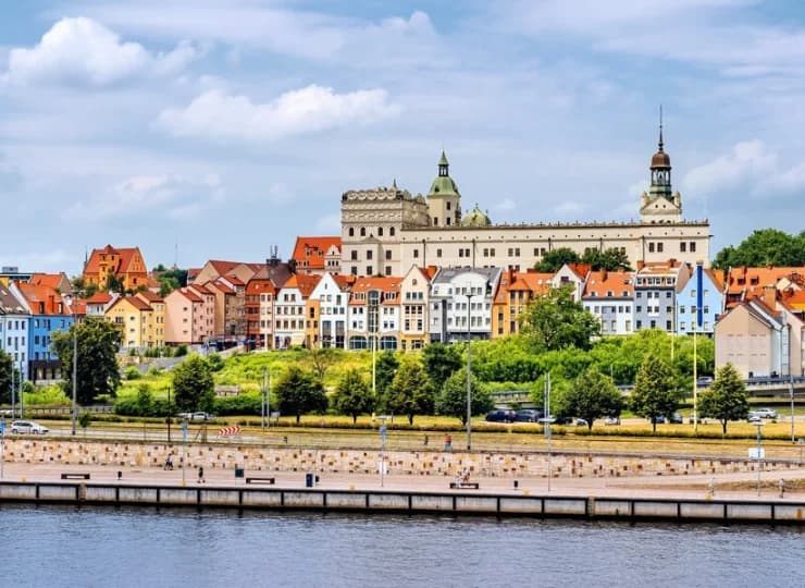 Hotel Focus*** znajduje się w samym centrum Szczecina, nad Odrą