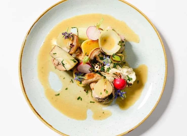 Restauracja specjalizuje się w klasykach w nowoczesnym wydaniu