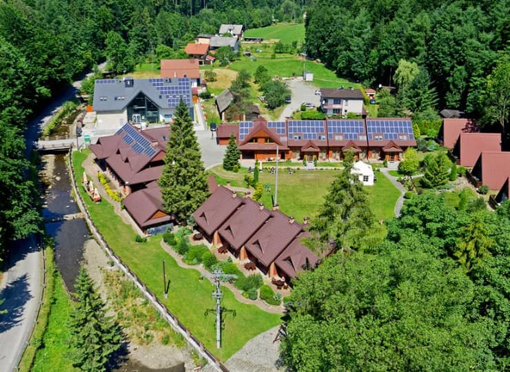 Resort jest położony nad górskim potokiem o nazwie Leśnica